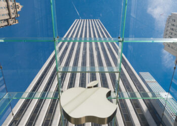 Στα 2 τρισεκατομμύρια οδεύει η αξία της Apple