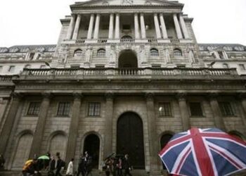 Η Τράπεζα της Αγγλίας τυπώνει άλλες 100 δισ. στερλίνες για να αποφύγει τα χειρότερα