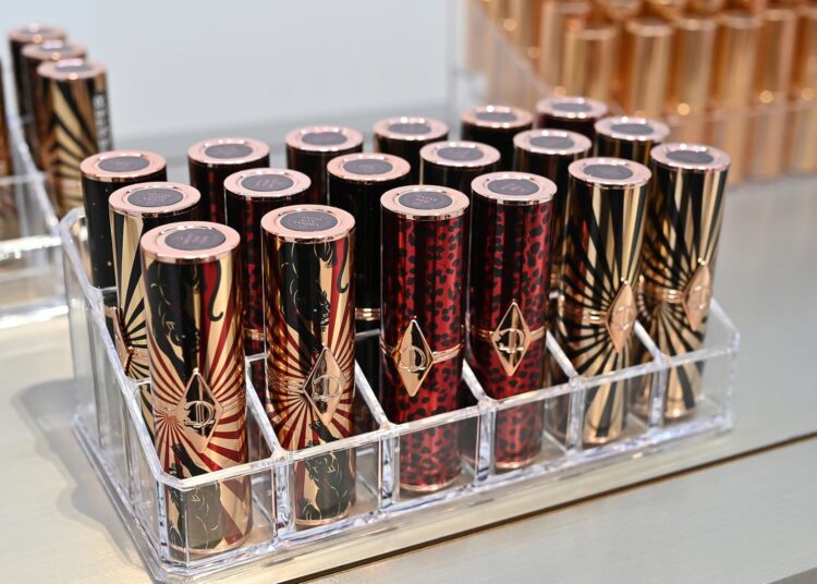 Charlotte Tilbury: Εξαγορά του ανεξάρτητου makeup brand για $1 δις