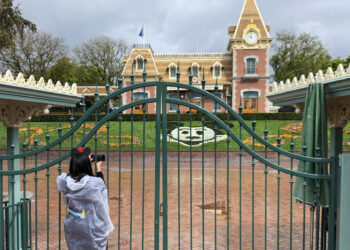 Η Disney αναβάλλει την επανέναρξη της Disneyland