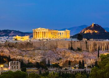 Bloomberg: Η αργή επανεκκίνηση του τουρισμού απειλεί να αυξήσει την ανεργία στην Ελλάδα