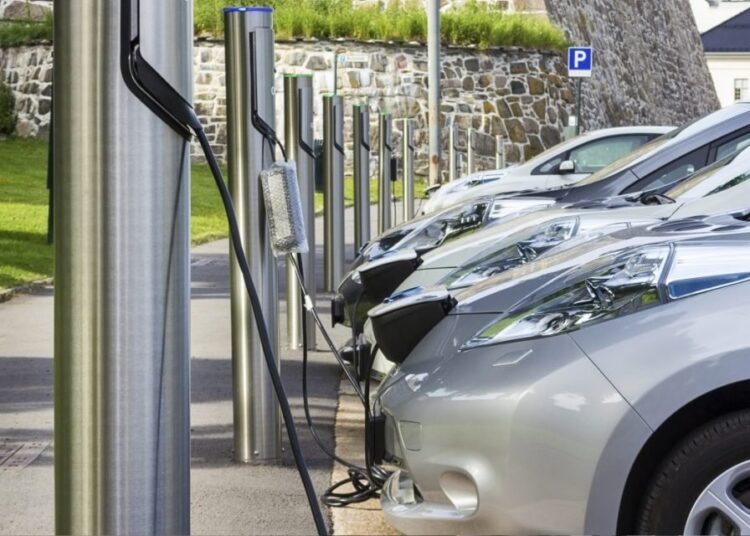 Οι big business της ηλεκτροκίνησης: Ποιοι θα επενδύσουν σε 10.000 σημεία φόρτισης