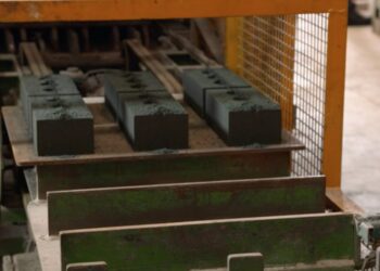 Βιωσιμότητα στον κατασκευαστικό τομέα: Startup μετατρέπει τα μπάζα σε τούβλα