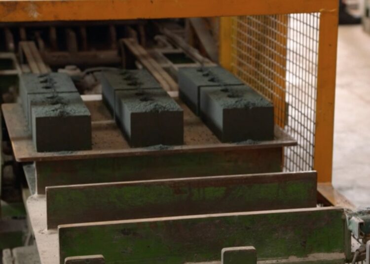 Βιωσιμότητα στον κατασκευαστικό τομέα: Startup μετατρέπει τα μπάζα σε τούβλα