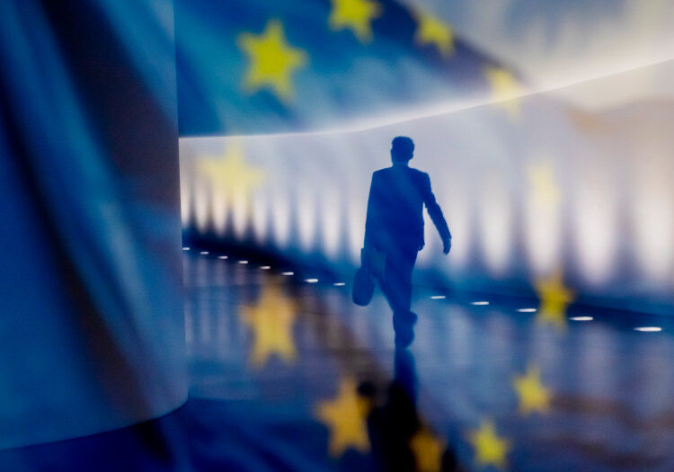 Στενό μαρκάρισμα από τον ESM με αποδέκτες Ιταλία και Ελλάδα
