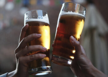 «Βουτιά» 30% στις πωλήσεις μπύρας και ανησυχία για το «δεύτερο κύμα»