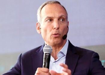 Booking.com: Σκοπεύει να απολύσει το 25% του προσωπικού της