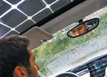 Το αυτοκίνητο που φορτίζεται από τον ήλιο