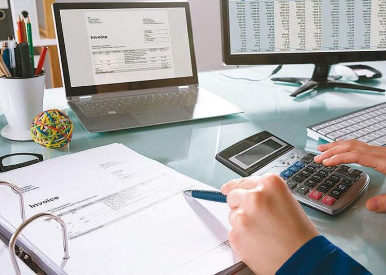 Λιγότερα βάρη για τη μεσαία τάξη προτείνει η επιτροπή Πισσαρίδη