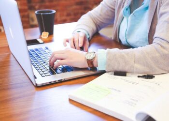 Accenture: Η πανδημία φέρνει την «Δεκαετία του Μένουμε Σπίτι»