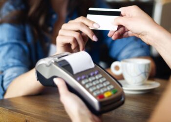 Κερδίζει συνεχώς έδαφος το πλαστικό χρήμα στην Ελλάδα