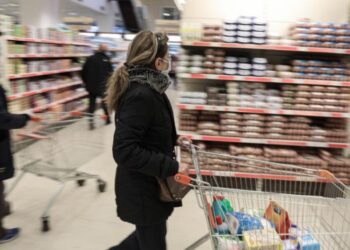 Μειώθηκαν κατά 40% οι επισκέψεις για αγορές τροφίμων λόγω της πανδημίας
