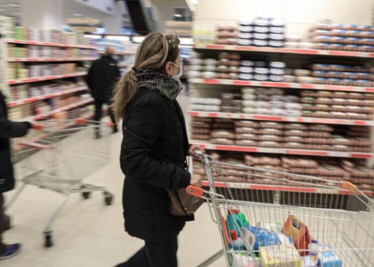 Μειώθηκαν κατά 40% οι επισκέψεις για αγορές τροφίμων λόγω της πανδημίας