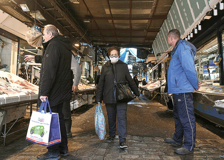 Ο ιός «έφαγε» 3,9 δισ. ευρώ από τα εισοδήματα των νοικοκυριών