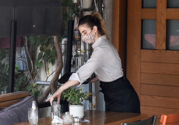 Απώλειες 3,2 δισ. σε εστίαση και καταλύματα το γ’ τρίμηνο