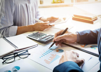 Η ύφεση σαρώνει τον κλάδο των υπηρεσιών