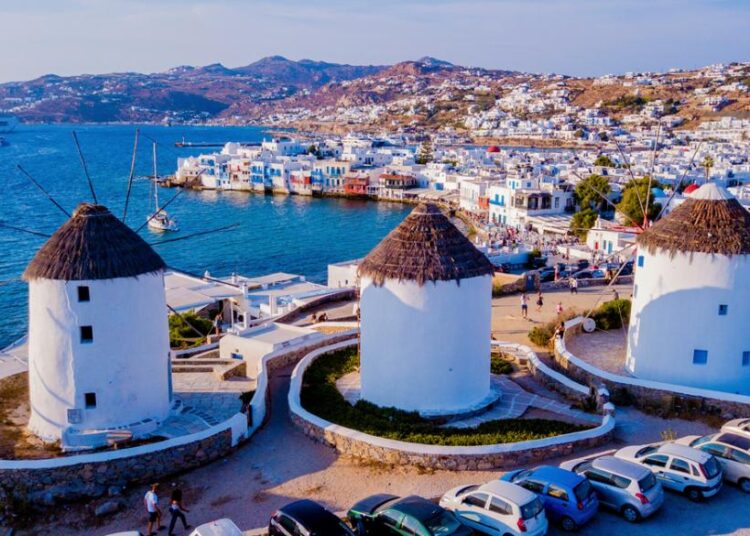 EY: Μετά το 2022 θα γυρίσει ο τουρισμός στο 2019