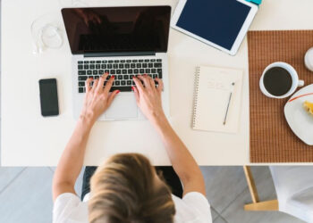 Ερευνα: Πώς βλέπουν εργαζόμενοι και εργοδότες την τηλεργασία