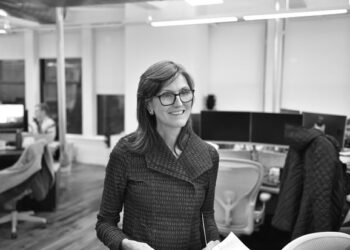Cathie Wood: H διαχειρίστρια κεφαλαίων με το παρατσούκλι “λεφτόδεντρο”