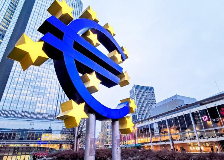 ΕΚΤ: Αντέχει η βιομηχανία στην ευρωζώνη, ισχυρή η πίεση στον τουρισμό