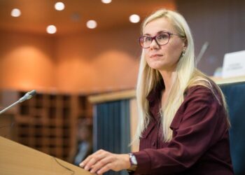 Επ. Ενέργειας: Επενδύστε σε offshore αιολικά και πράσινο υδρογόνο στην Ελλάδα