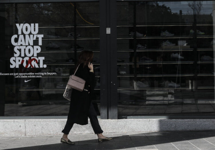 Το λιανεμπόριο μετρά τις αντοχές του