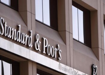 Αναβαθμίζει την Ελλάδα η S&P, δύο «σκαλιά» από την επενδυτική βαθμίδα