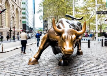 Ηχηρή προειδοποίηση από την Fed για κίνδυνο πτώσης στη Wall Street