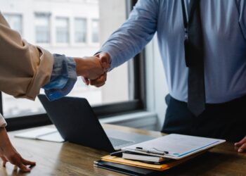 Η AssetCo επιβεβαιώνει τα σχέδια εξαγοράς της River and Mercantile έναντι 98,8 εκατομμυρίων λιρών.