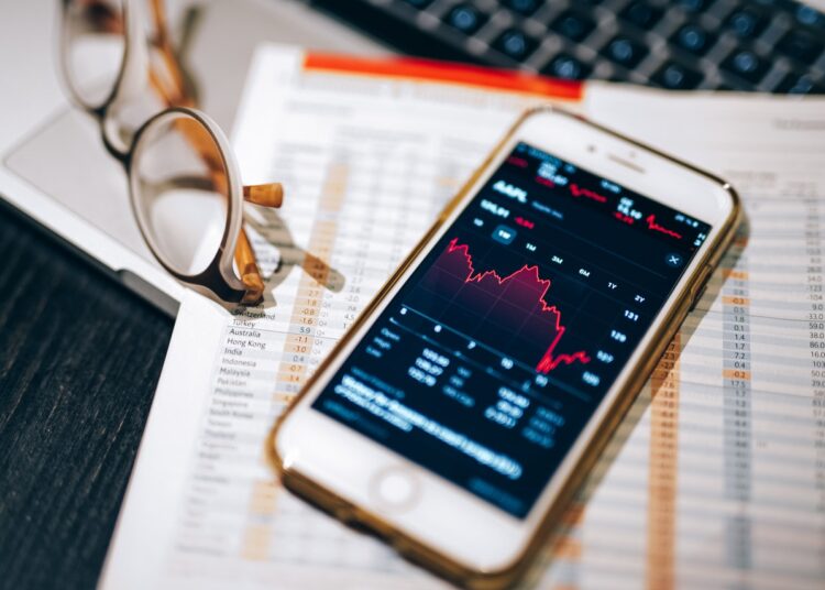 Οι θεσμικοί επενδυτές στρέφονται σε λιγότερο επικίνδυνα assets και αγορές