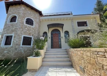 Η βίλα στην Εκάλη με την τιμή- πρόκληση 1,2 χιλ. ευρώ το τετραγωνικό – Το παρασκήνιο και ο νέος πλειστηριασμός