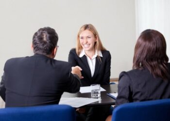 Σε αναζήτηση νέου εργοδότη 9 στις 10 γυναίκες, λόγω εξουθένωσης – Την παραίτηση προτιμούν οι νέοι