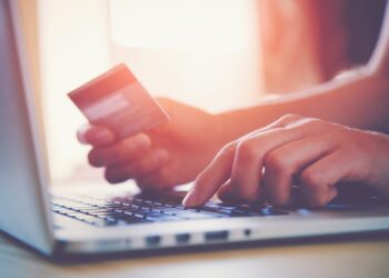 Online shopping: Τι είναι τα «σκοτεινά μοτίβα» που μας «παγιδεύουν»