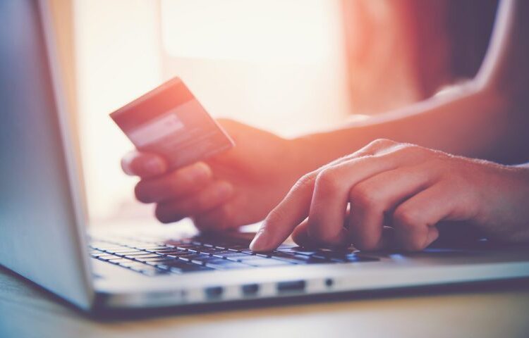 Online shopping: Τι είναι τα «σκοτεινά μοτίβα» που μας «παγιδεύουν»