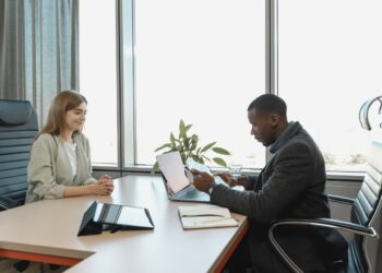 Οι μεγάλες εταιρείες τεχνολογίας αρχίζουν να παγώνουν τις προσλήψεις