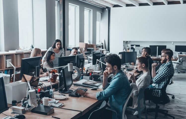 Αυξάνεται η ζήτηση για ποιοτικά γραφεία στην Αθήνα – Πού κινούνται τα ενοίκια