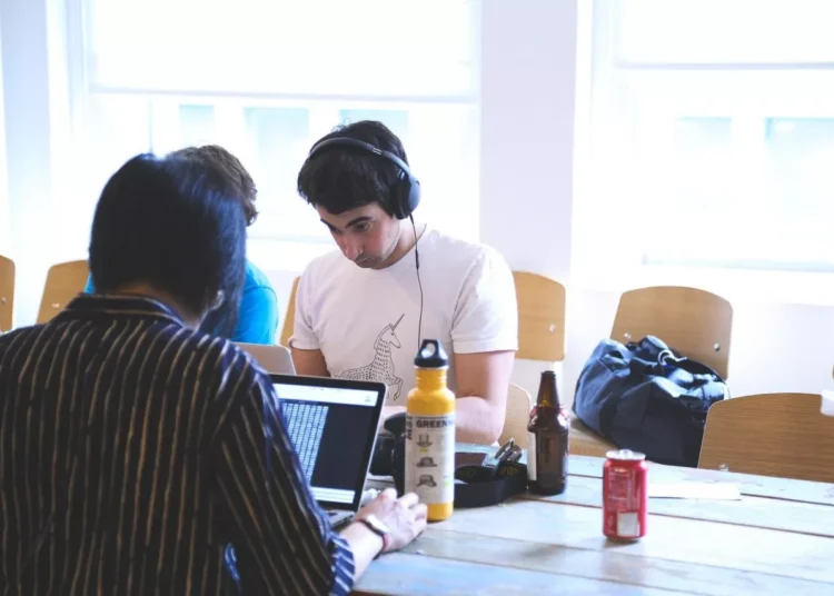 Κορυφαία στελέχη: Μη ρεαλιστικό σενάριο η πλήρης επιστροφή στο γραφείο