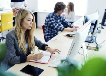 Eurostat: Στο 12,9% η ανεργία τον Μάρτιο – Στο 6,8% στην Ευρωζώνη