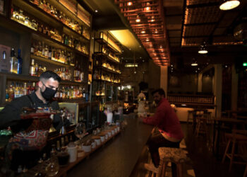 ΕΛΣΤΑΤ: Έκρηξη τζίρου σε ταξίδια, εστίαση και φιλοξενία το α΄ τρίμηνο του 2022