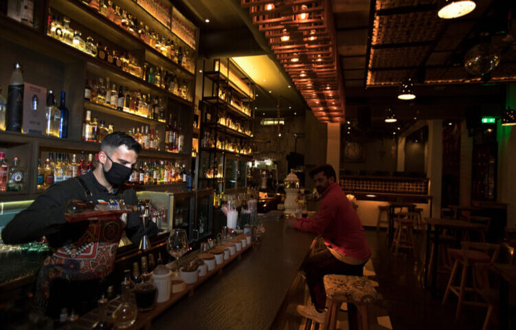 ΕΛΣΤΑΤ: Έκρηξη τζίρου σε ταξίδια, εστίαση και φιλοξενία το α΄ τρίμηνο του 2022