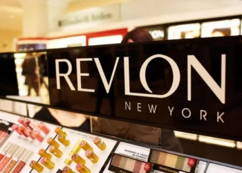 Revlon: Στο +456% η μετοχή της έπειτα από την αίτηση πτώχευσης – Γιατί θυμίζει την υπόθεση Hertz