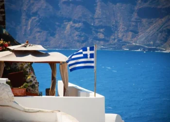 Μύκονος ή Σαντορίνη: Σε ποιο κοσμοπολίτικο νησί συμφέρει η αγορά εξοχικής κατοικίας