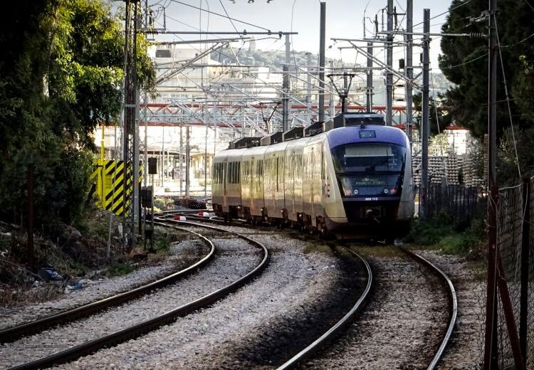 Σιδηρόδρομος: Ξεκινά το έργο ηλεκτροκίνησης από το Κιάτο μέχρι το Αίγιο