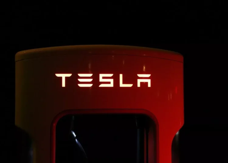 Η Tesla απολύει κόσμο και «παγώνει» όλες τις προσλήψεις