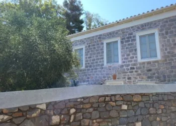 Littorea Limited: Μετά τις περιπέτειες η ώρα του σφυριού για το «φιλέτο» της Ύδρας