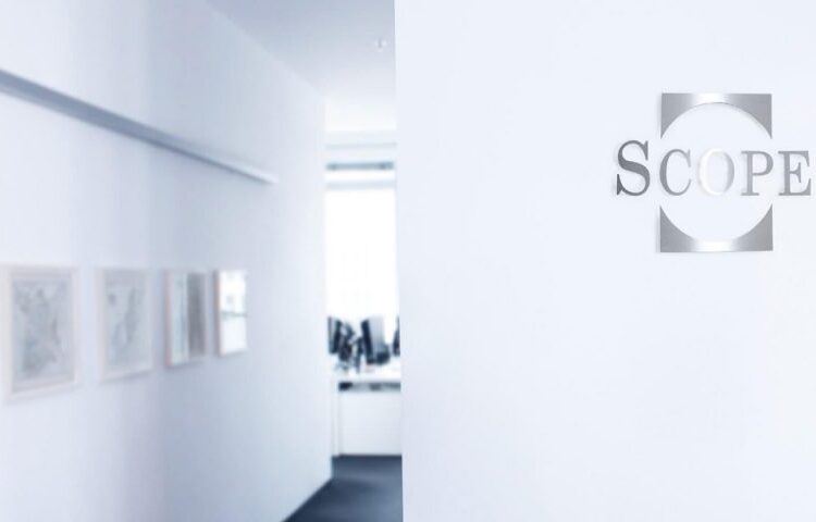 Scope: Βλέπει ανάπτυξη 4,9% φέτος – Πώς θα πέσει στο 150% το χρέος