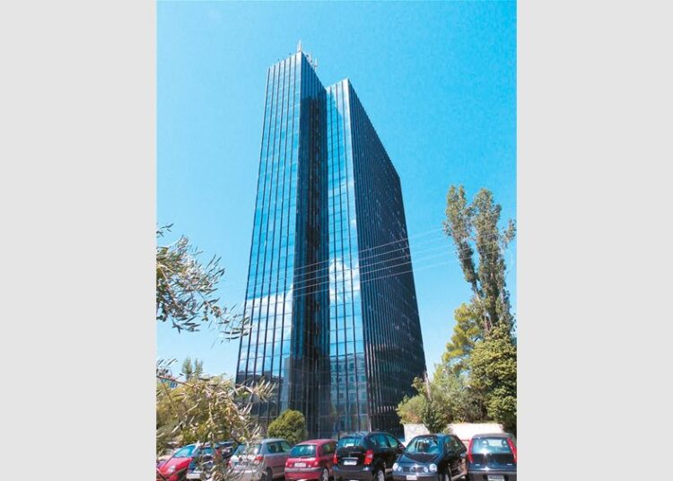 Μπάμπης Βωβός: Στο σφυρί ιδιοκτησίες στον εμβληματικό γυάλινο πύργο Atrina της Κηφισίας