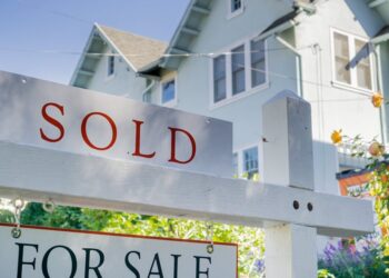 ΗΠΑ: Βαθαίνει το χρέος των νοικοκυριών – “Φουλάρουν” πιστωτικές κάρτες, καθυστερούν δόσεις στεγαστικών