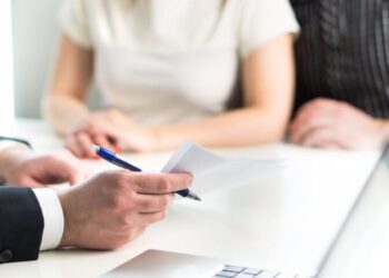 Το δίλημμα «σταθερό ή κυμαινόμενο» επιτόκιο: Πότε συμφέρει το κλείδωμα της δόσης στεγαστικού δανείου