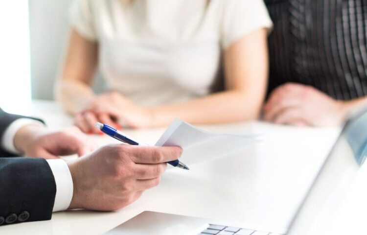 Το δίλημμα «σταθερό ή κυμαινόμενο» επιτόκιο: Πότε συμφέρει το κλείδωμα της δόσης στεγαστικού δανείου